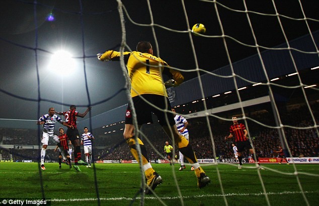 Vòng 11. QPR 2 City 3: Yaya Toure ghi bàn ấn định chiến thắng, chuỗi trận bất bại tiếp tục.